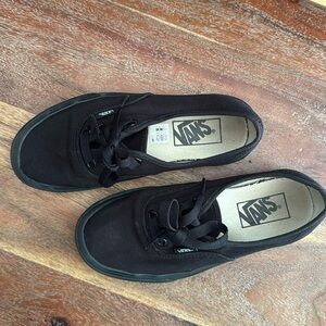 VANS | Black Low Top Lace Up Shoes | men’s size 4/women’s 6.5